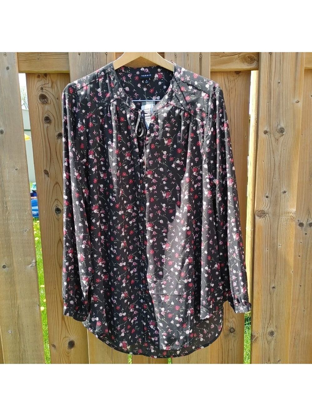 TORRID BLACK FLORAL CREPE TIE NECK TUNIC Size 3 3X 22-24 BNWT